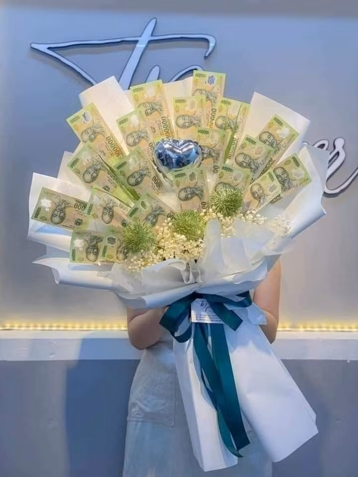 Thiết thực nhất chắc là bó hoa này đây.