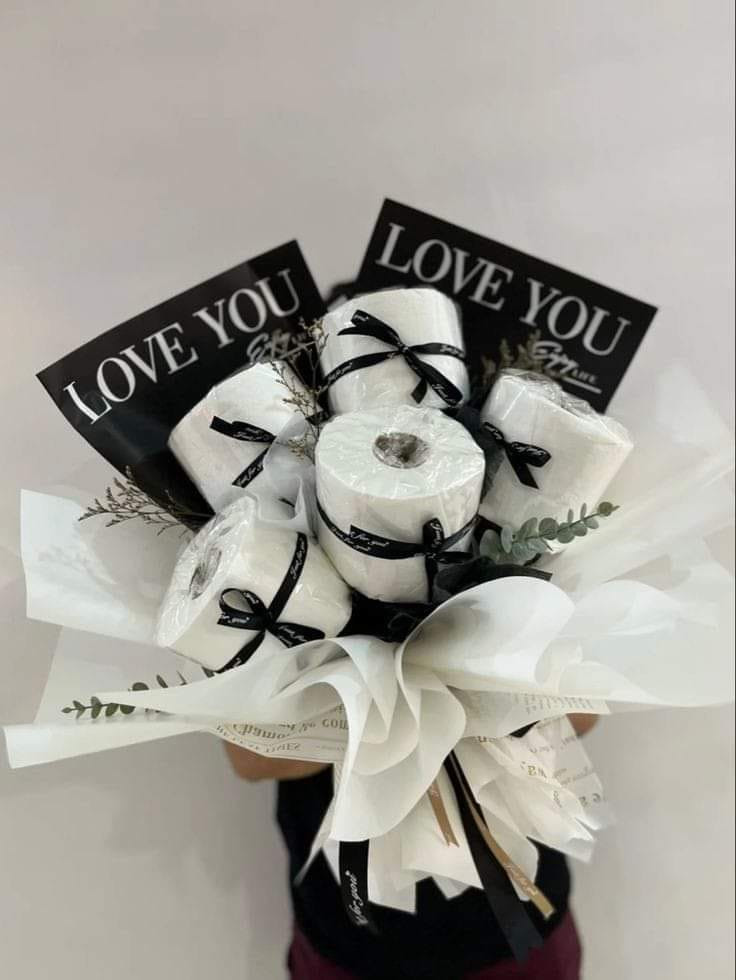 Cộng đồng mạng được nhiều phen trầm trồ khi có sự xuất hiện của những bó hoa hết sức sáng tạo nhưng cũng không kém phần thú vị, lãng mạn. Đó là những bó hoa từ rau, quả, bia, đồ ăn, gấu bông, thậm chí là giấy vệ sinh...