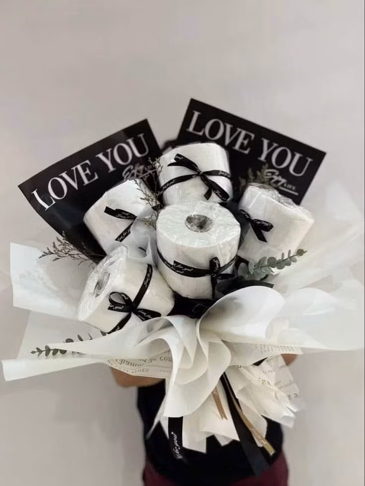 Cộng đồng mạng được nhiều phen trầm trồ khi có sự xuất hiện của những bó hoa hết sức sáng tạo nhưng cũng không kém phần thú vị, lãng mạn. Đó là những bó hoa từ rau, quả, bia, đồ ăn, gấu bông, thậm chí là giấy vệ sinh...