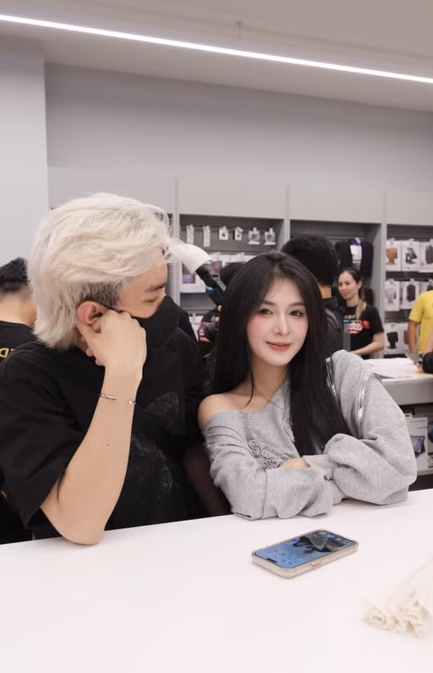 Thời điểm đầu mùa giải cũng là khoảng thời gian cặp đôi vừa "tái hợp" sau biến cố tình cảm. Fish đăng tải ảnh của cả 2 lên trang cá nhân kèm dòng trạng thái đầy tình cảm: "Em bé iu". (Ảnh: FBNV)