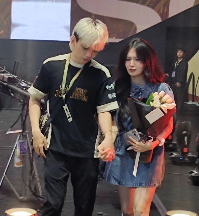 Fish và Quỳnh Alee tay trong tay. (Ảnh: GameK)