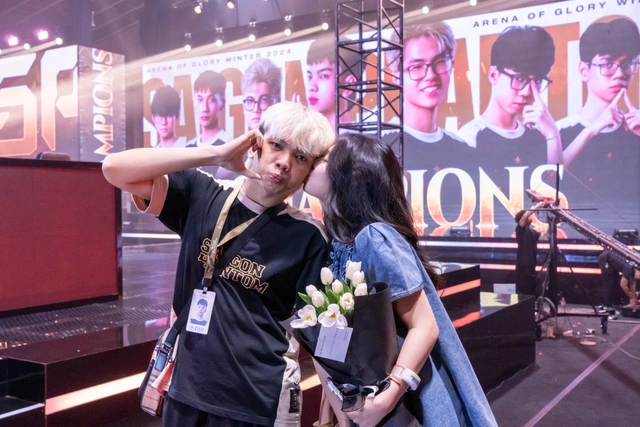 Ngay sau lễ nâng cup, tuyển thủ này đã ngay lập tức xuống phía dưới sân khấu để hội ngộ cùng bạn gái - cô nàng Quỳnh Alee. Cả 2 không ngại trao nhau những hành động tình tứ. (Ảnh: GameK)