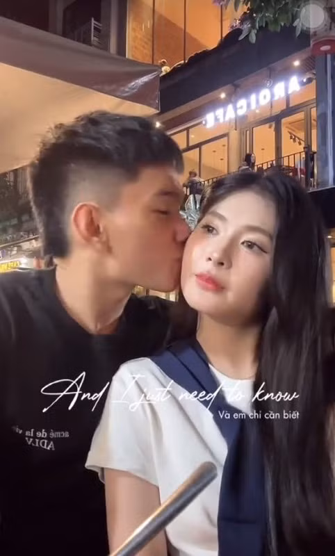 Cách đó ít lâu, cặp đôi này từng thông báo chia tay. Thậm chí anh chàng tuyển thủ còn viết công khai: "Bọn mình kết thúc rồi. Cảm ơn tất cả mọi người trong thời gian qua…"; "Bọn mình chia tay không vội vàng, đủ lắm rồi. Mọi chuyện không cứu vãn được nữa". (Ảnh: FBNV)