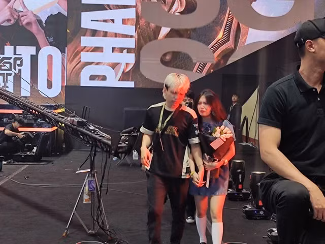 Trong những trận đấu quan trọng trước đó, Quỳnh Alee cũng thường xuyên xuất hiện để cổ vũ cho bạn trai. (Ảnh: GameK)