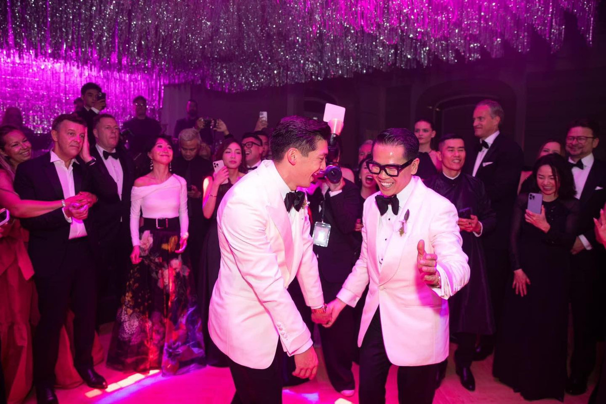 Dưới ánh đèn mờ ảo, Thái Công và Huy Phan diện vest trắng nổi bật, đứng giữa trung tâm của bữa tiệc, nhún nhảy theo những điệu nhạc đầy chất lãng mạn.