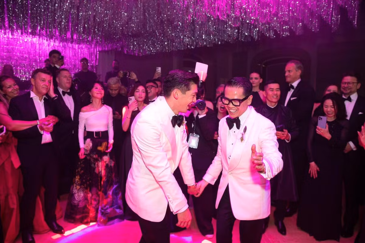 Dưới ánh đèn mờ ảo, Thái Công và Huy Phan diện vest trắng nổi bật, đứng giữa trung tâm của bữa tiệc, nhún nhảy theo những điệu nhạc đầy chất lãng mạn.