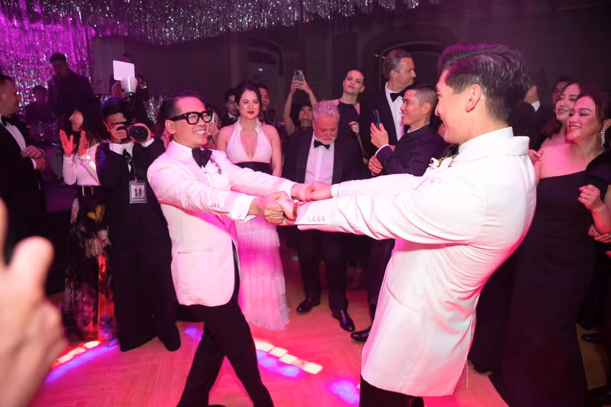 Bên trong tiệc cưới sang trọng, mang phong cách phương Tây. Không gian tiệc trang trí nhiều đèn pha lê lộng lẫy.