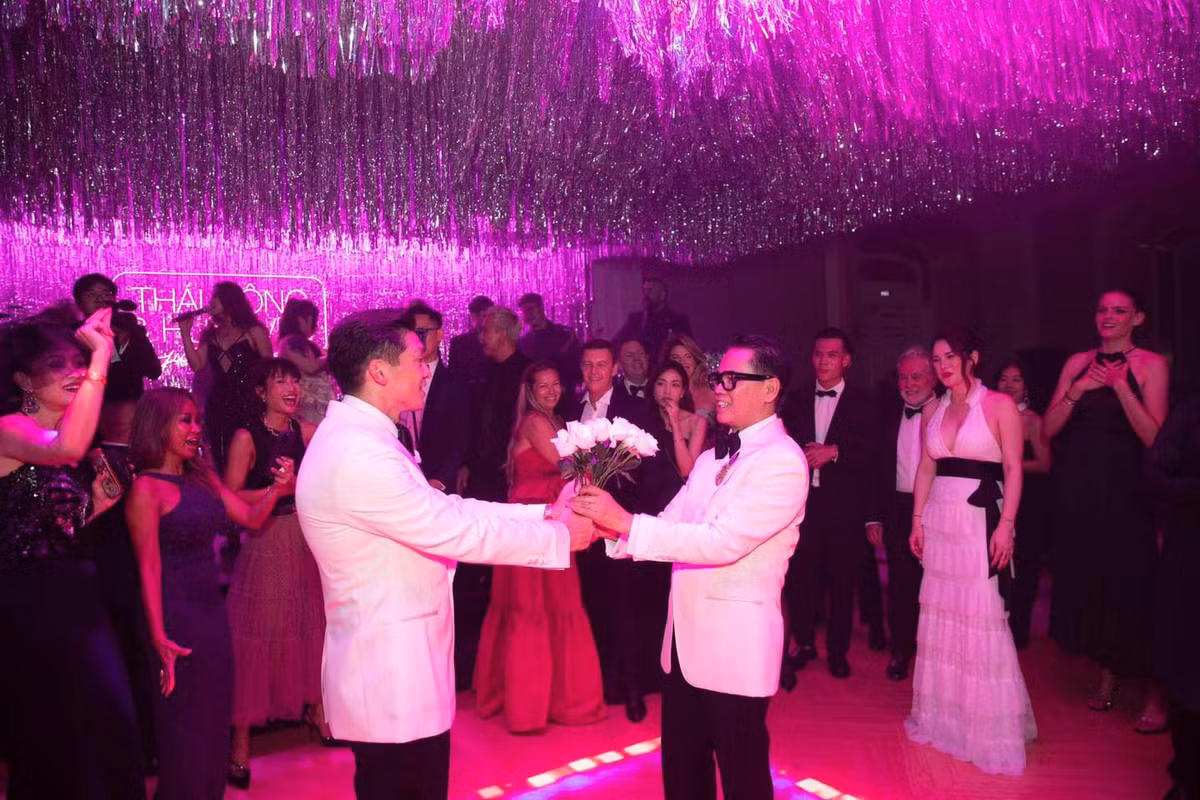 Nhà thiết kế bày tỏ sự trân trọng đối với những người đã có mặt chung vui tại bữa tiêc: "Buổi tiệc cưới không thể vui hơn – thật tưng bừng và lộng lẫy. Chúng tôi chân thành cảm ơn tất cả các những người bạn thân thiết, những khách hàng quý mến, gia đình Huy Yves và gia đình Thái Công từ Đức bay về, cũng như đồng nghiệp và nhân viên đã cùng tạo nên những khoảnh khắc đáng nhớ và tuyệt vời này."