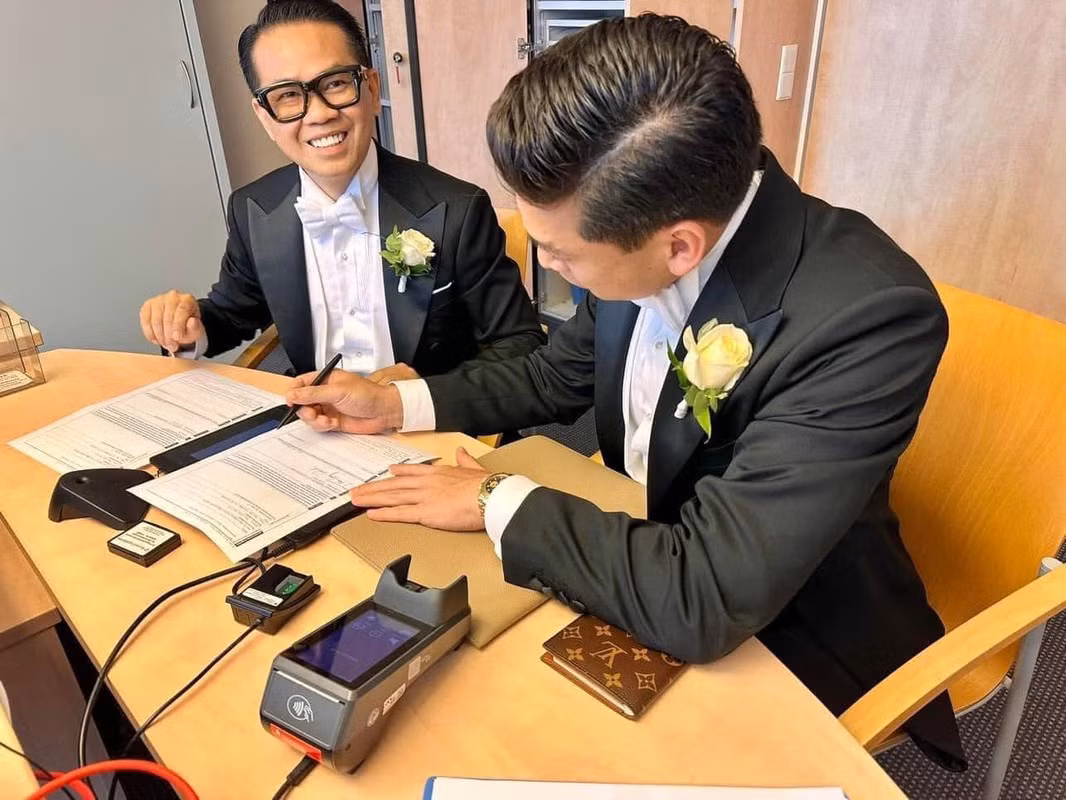 Chia sẻ khoảnh khắc cùng bạn đời ký giấy hôn thú, nam nhà thiết kế vui mừng vì tình yêu của cả 2 giờ đây được pháp luật ở Đức bảo hộ.