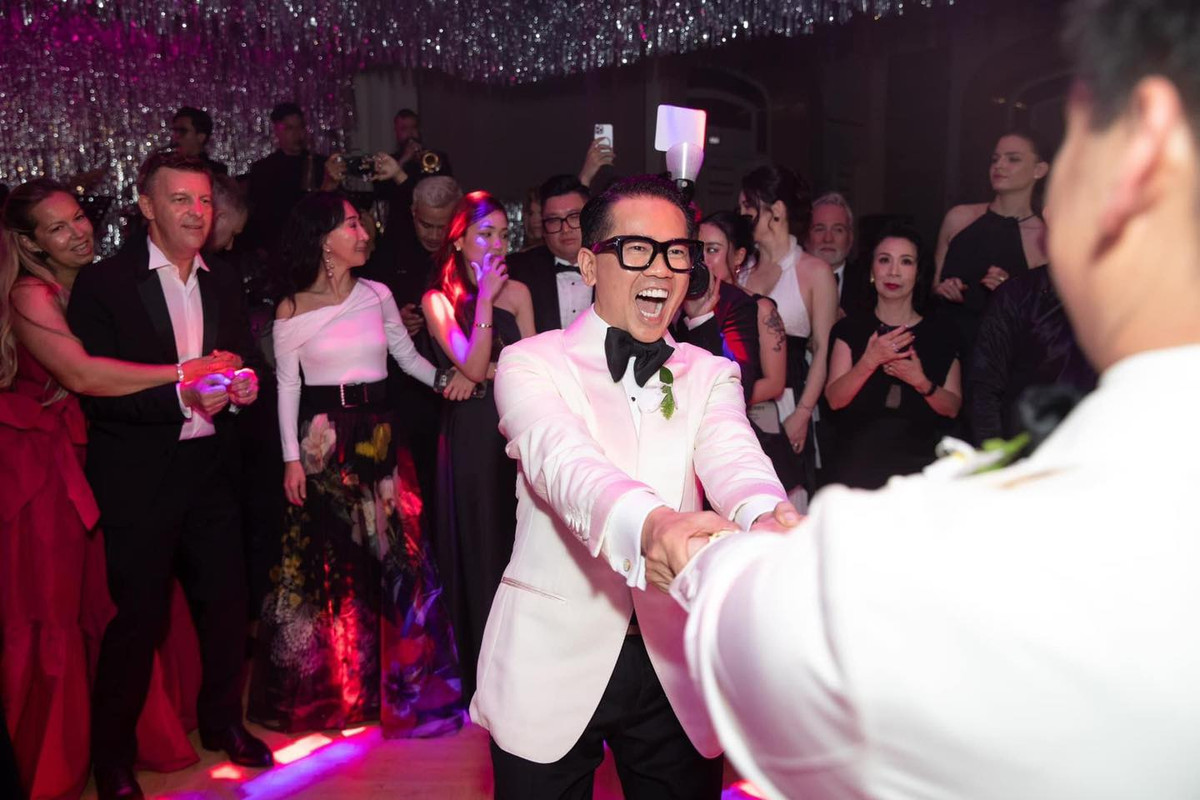 Thái Công xuất hiện với thần thái rạng rỡ hơn bao giờ hết. Cả 2 cùng nắm tay nhau, lần lượt thực hiện các nghi thức trao lời thề nguyện, rót rượu, cắt bánh. Đồng thời trên màn hình, cặp đôi cũng cho phát sóng đoạn video làm lễ đăng ký kết hôn tại Đức hồi tháng 9/2024.