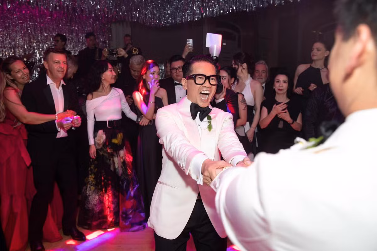 Thái Công xuất hiện với thần thái rạng rỡ hơn bao giờ hết. Cả 2 cùng nắm tay nhau, lần lượt thực hiện các nghi thức trao lời thề nguyện, rót rượu, cắt bánh. Đồng thời trên màn hình, cặp đôi cũng cho phát sóng đoạn video làm lễ đăng ký kết hôn tại Đức hồi tháng 9/2024.