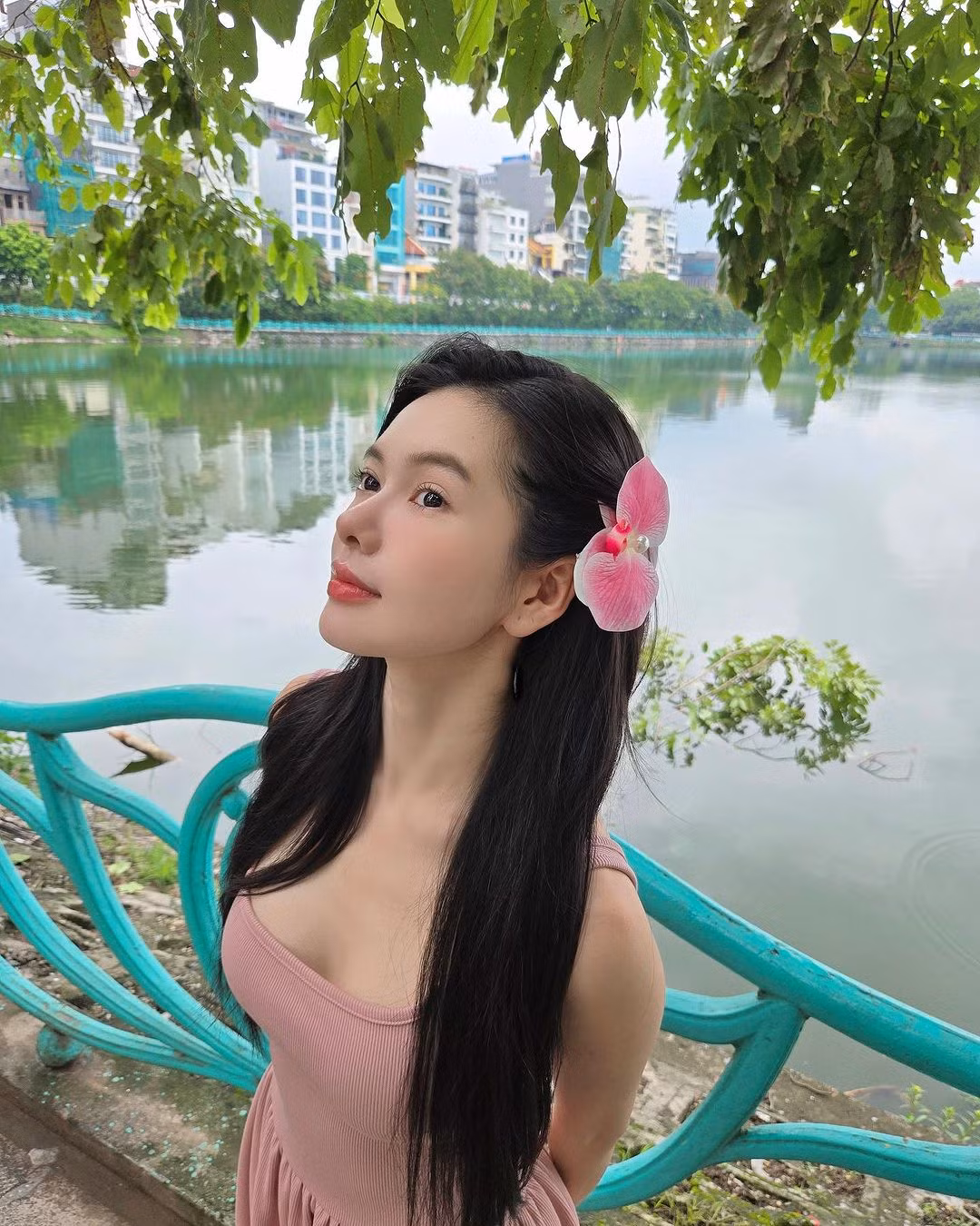 Nhiều người dành lời khen ngợi đến nhan sắc của cô nàng.