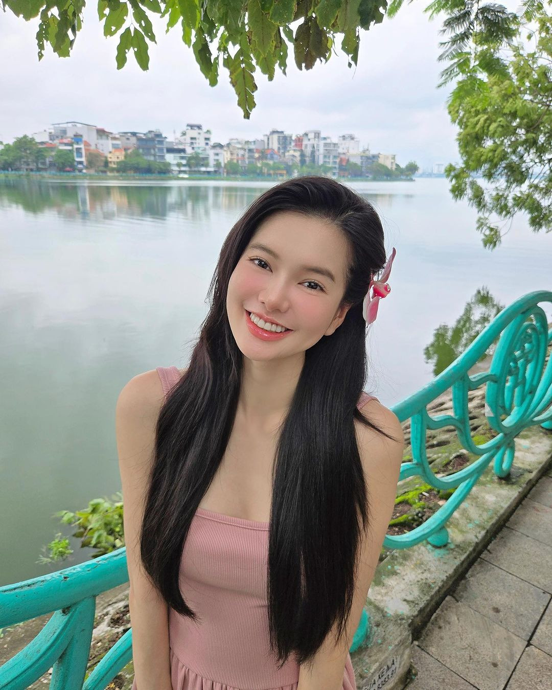 Ngoài đời, Yên Đan là cô nàng nữ tính, ngọt ngào. Mới đây, Yên Đan đã đăng tải lên trang cá nhân loạt ảnh check-in bên hồ Tây thơ mộng với nụ cười rạng rỡ.