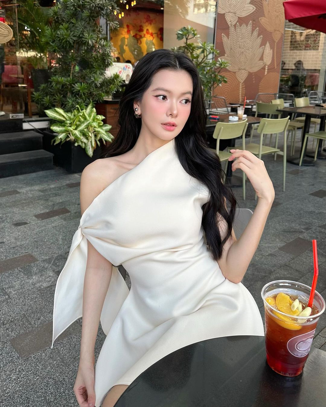 Yên Đan sinh năm 1997, là KOL trong lĩnh vực làm đẹp. Yên Đan vốn xuất thân là diễn viên múa và đã có bằng Cử nhân ngành Quan hệ quốc tế tại Đại học KHXH&amp;NV TPHCM.