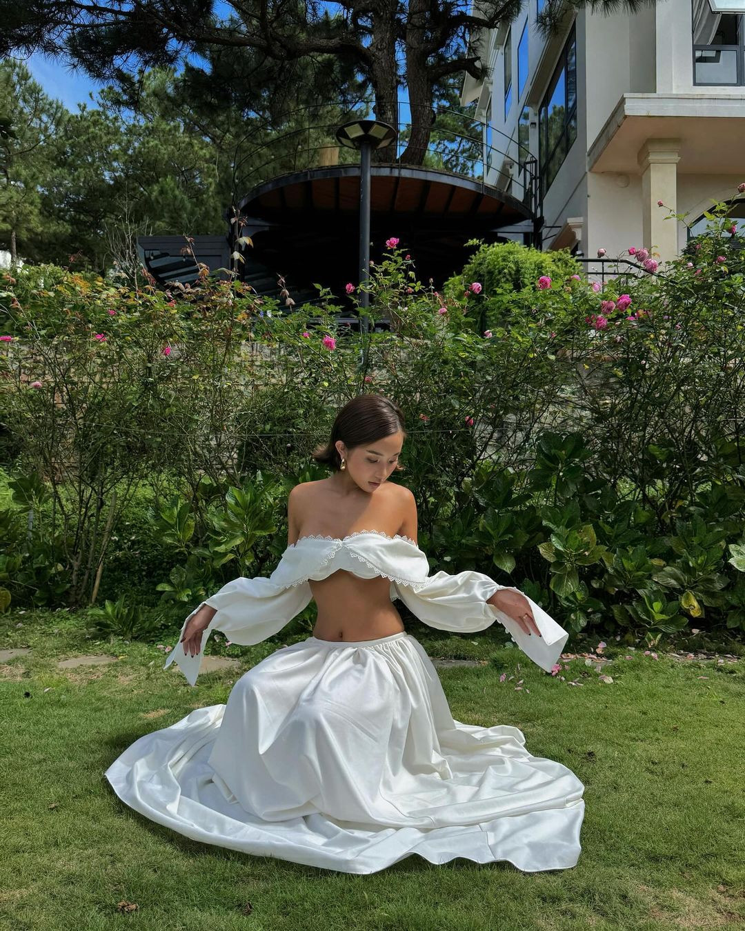 Mới đây, Huyền 2k4 vừa đăng tải loạt ảnh diện set đồ trắng với phần áo cúp ngắn, khoe lấp ló đường chân ngực đầy quyến rũ.