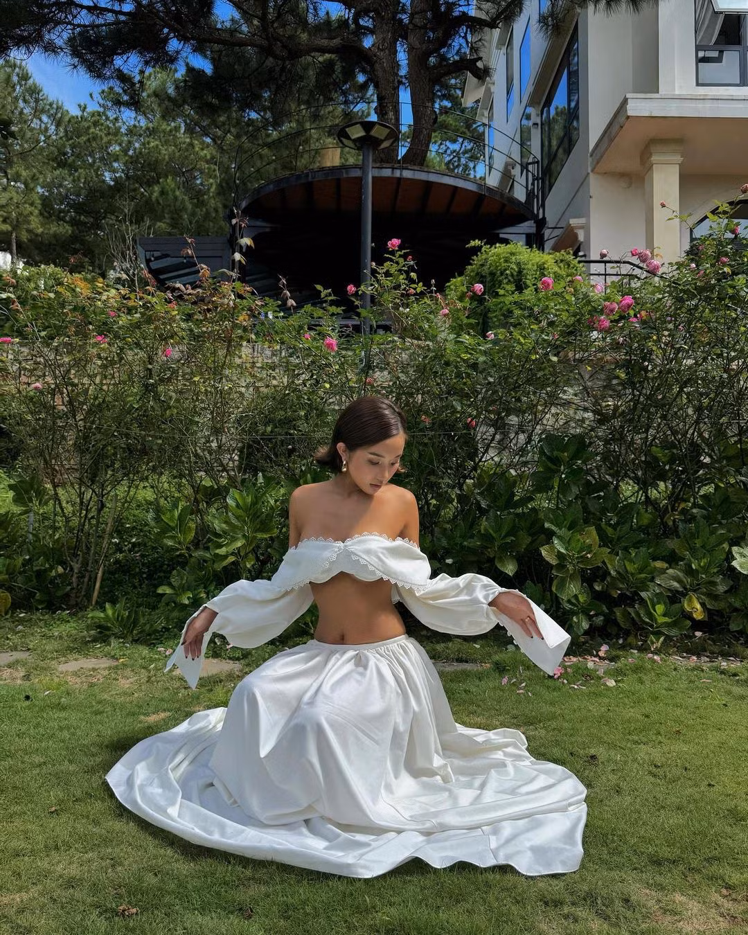 Mới đây, Huyền 2k4 vừa đăng tải loạt ảnh diện set đồ trắng với phần áo cúp ngắn, khoe lấp ló đường chân ngực đầy quyến rũ.