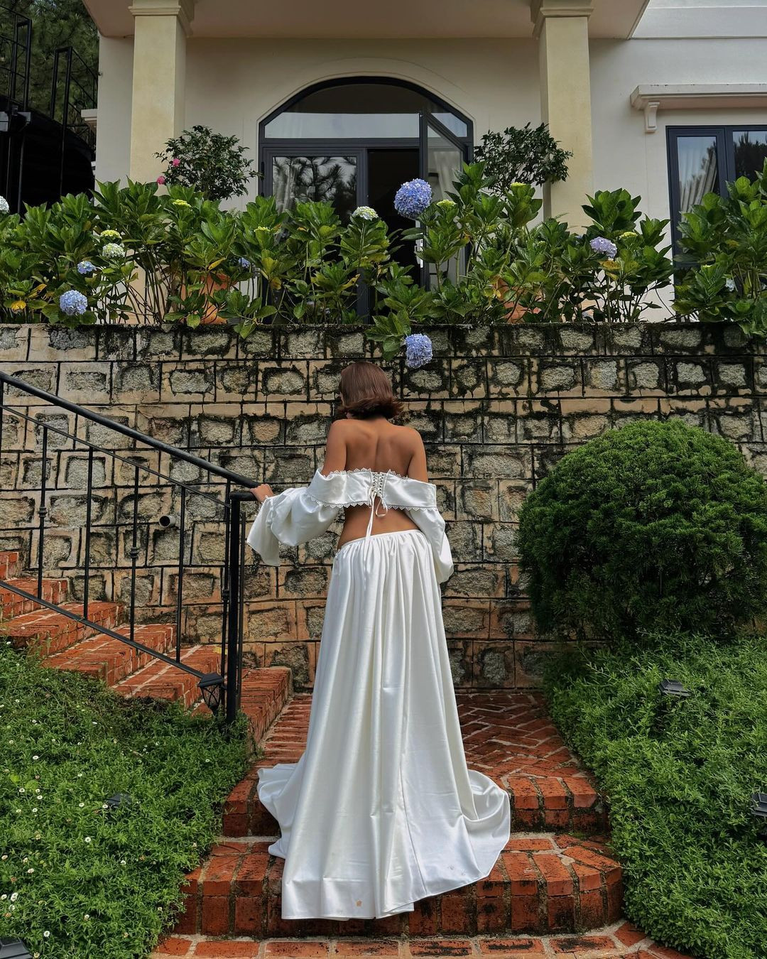 Với góc chụp từ phía sau, cô nàng trông giống như một vị công nương kiêu sa.