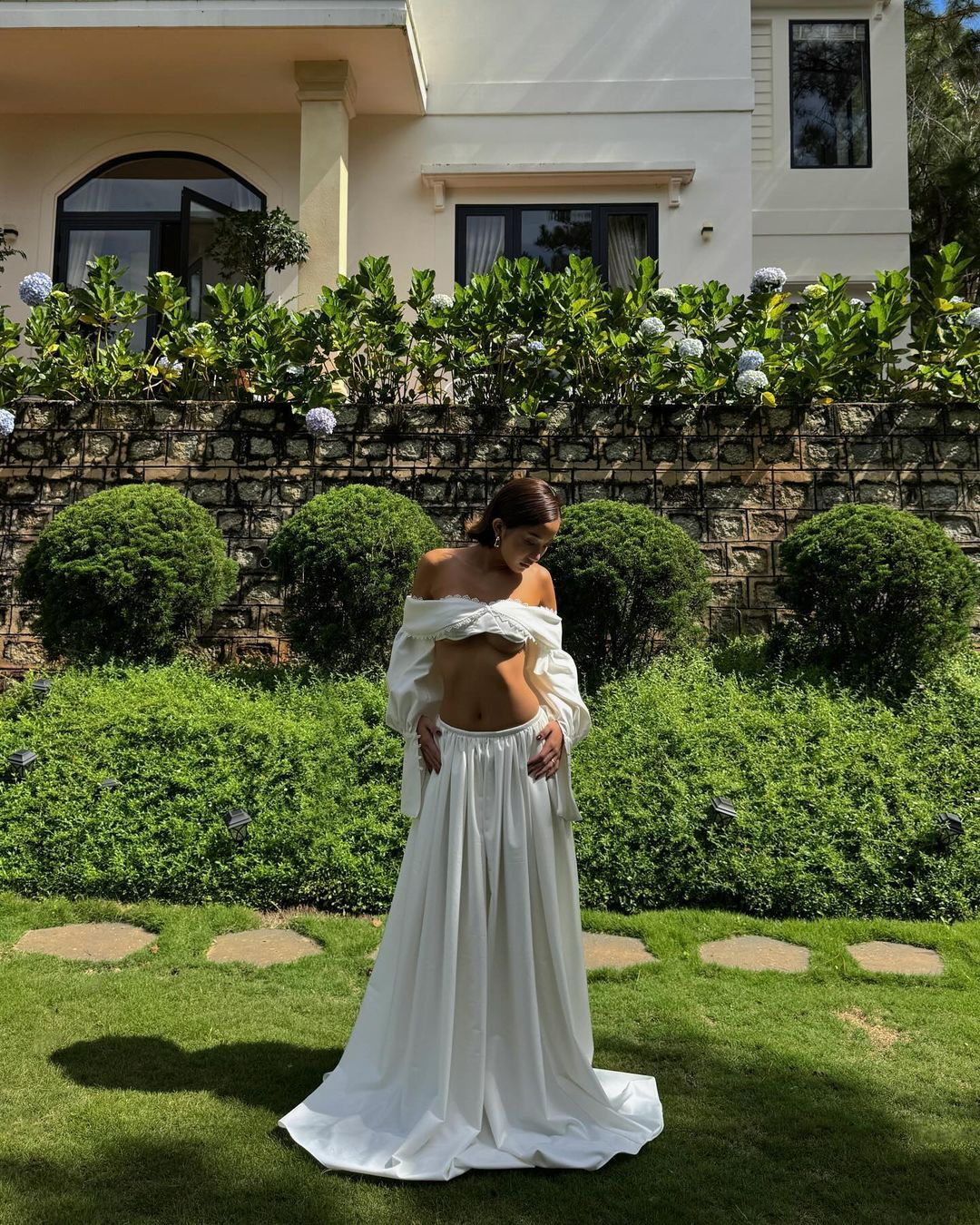 Đặc biệt là từ khi nhuộm da, cô nàng càng không ngại diện đồ hở bạo khoe triệt để đường cong cơ thể.