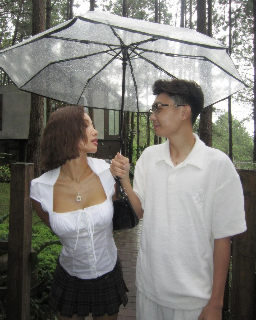 Duy Nhỏ cũng thường đồng hành với vợ trong những chuyến du lịch đến nhiều nơi khác nhau, thậm chí làm nháy ruột đằng sau loạt ảnh xinh đẹp của vợ.