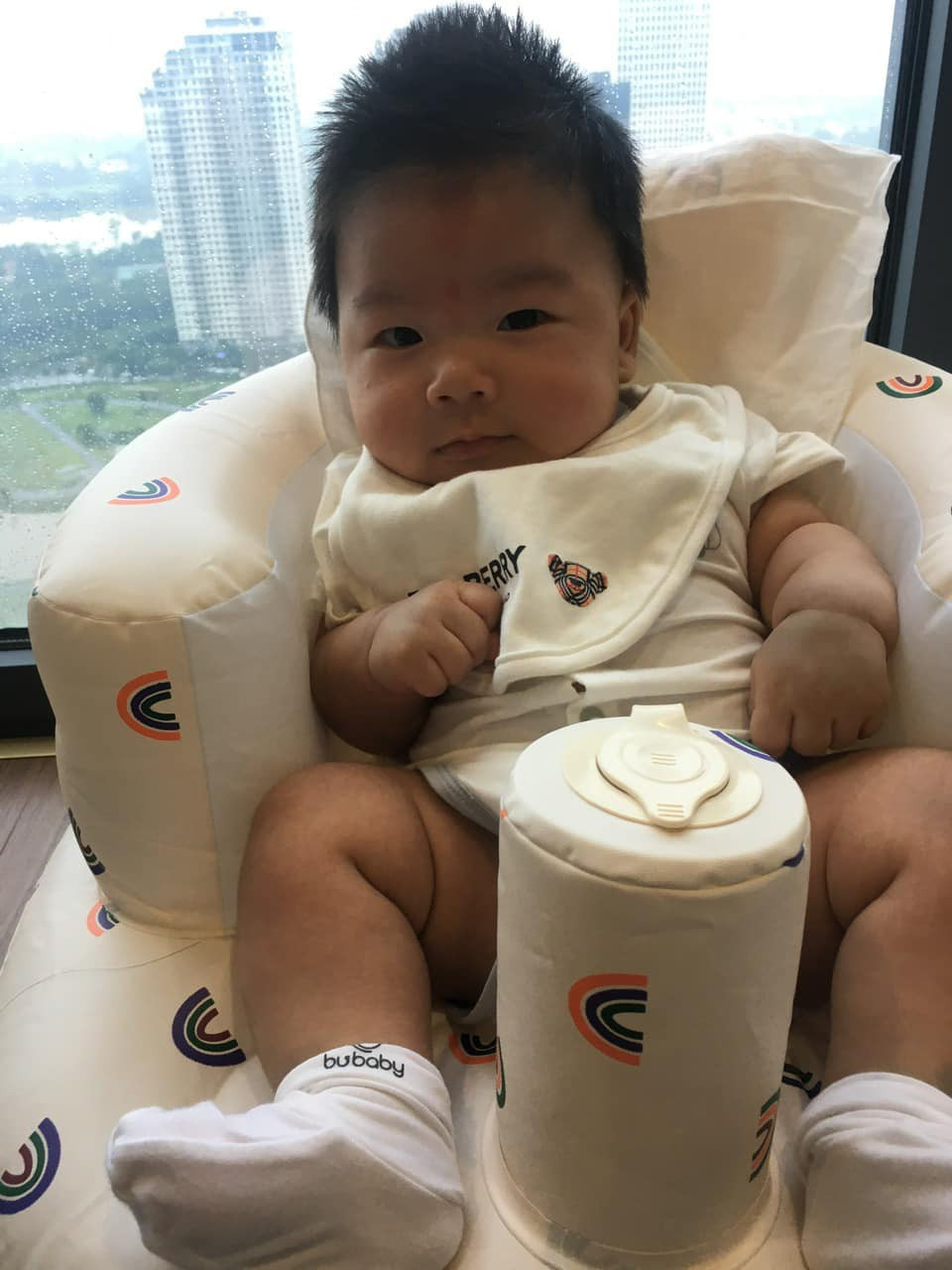 Em bé nhà Chu Thanh Huyền sở hữu làn da bánh mật khỏe khoắn, gương mặt bầu bình đáng yêu.