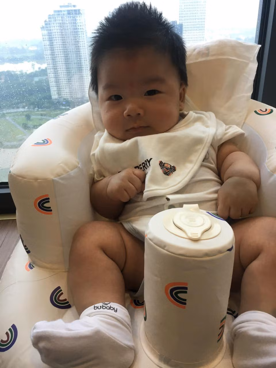 Em bé nhà Chu Thanh Huyền sở hữu làn da bánh mật khỏe khoắn, gương mặt bầu bình đáng yêu.