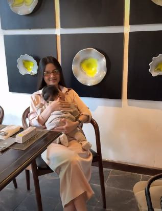 Ở phần bình luận, rất nhiều người đã gửi lời khen và lời chúc dành cho quý tử nhà Quang Hải: "Chúc em bé ngoan ngoãn, khoẻ mạnh và hay ăn chóng lớn nhé", "Bé đáng yêu quá. Bản sao của bố Hải nè", " Yêu bé quá đi chồi ôi lớn lên nhất định bé sẽ là cầu thủ giỏi như ba Hải nhen Lido".