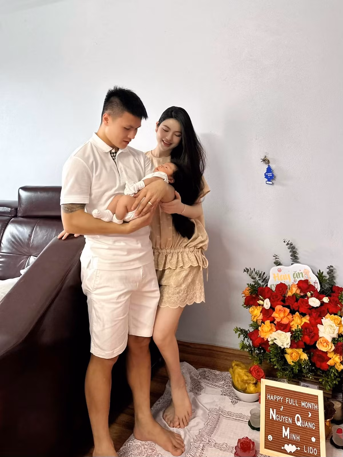 Trong khoảng ba tháng đầu đời của con trai, cặp đôi lựa chọn giữ kín diện mạo của nhóc tỳ mỗi khi đăng hình trên mạng xã hội. Mới đây, vợ chồng Quang Hải mới thoải mái khoe dung mạo em bé lên trang cá nhân.