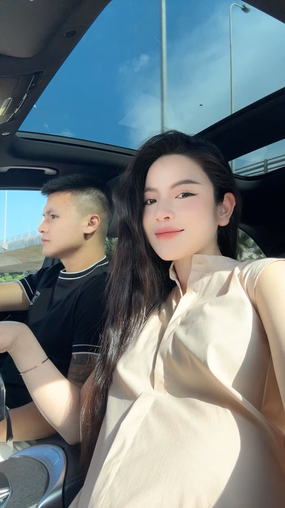 Được biết trong thời gian mang thai, Chu Thanh Huyền thực hiện nhiều bộ ảnh khoe thần thái rạng ngời. Quang Hải cũng sánh đôi bên vợ, ghi lại những khoảnh khắc kỷ niệm khi con trai đầu lòng còn nằm trong bụng mẹ. (Ảnh: FB Chu Thanh Huyền)