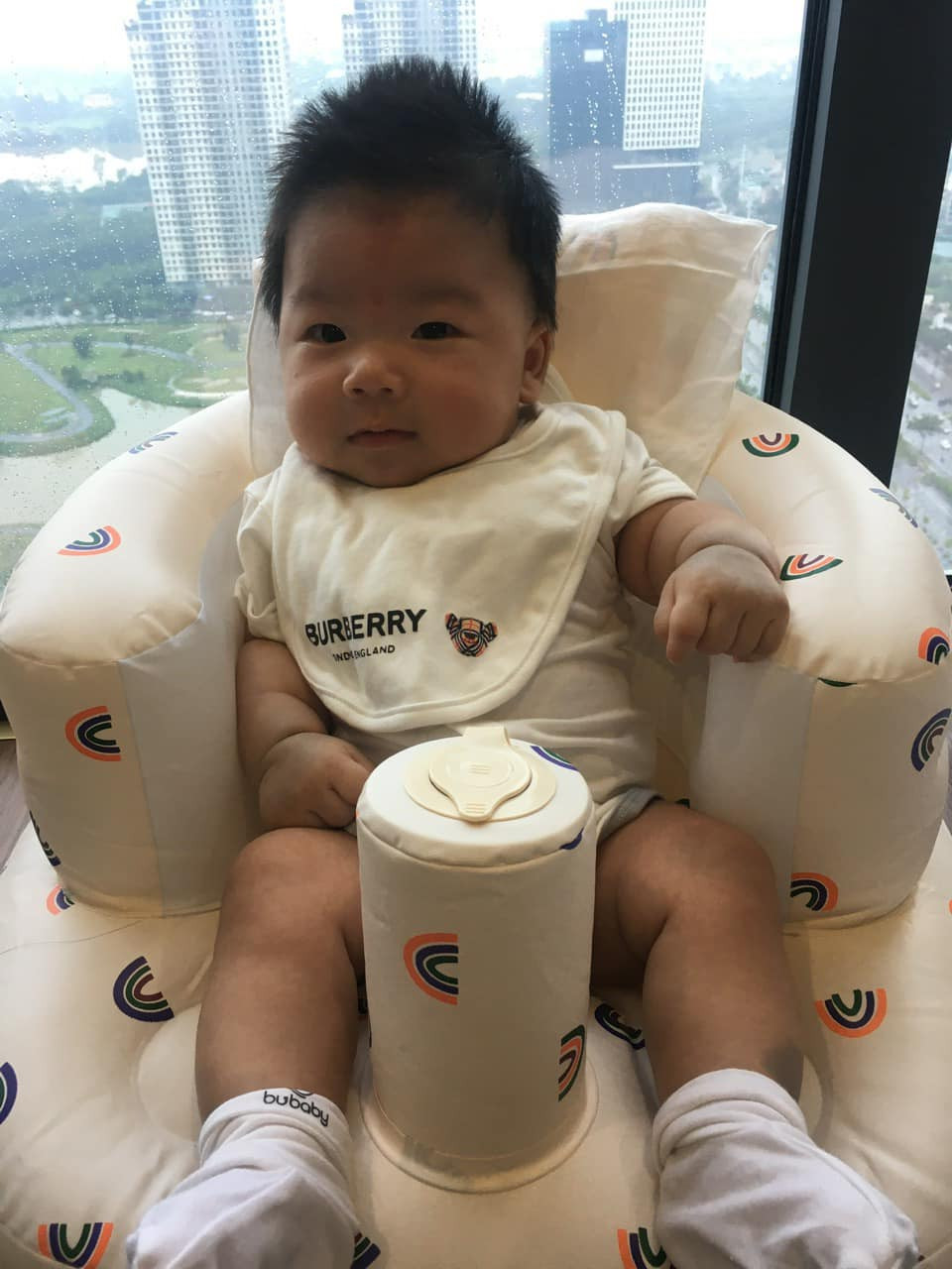 Mới đây, Chu Thanh Huyền vừa đăng tải hình ảnh bé Lindo kém caption chào tháng mới: "Con trai Quang Minh chào các cô chú a. Chúc các cô chú tháng mới nhiều sức khỏe và may mắn a".