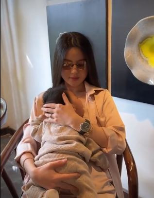 Sau một thời gian "ở cữ", Chu Thanh Huyền cũng mới khoe Lido đã được bố mẹ cho đi du lịch lần đầu tiên.