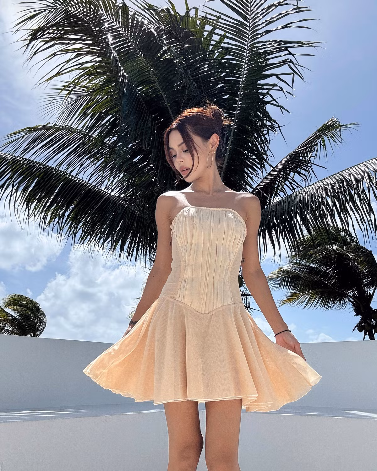 Cô được biết đến với hình tượng gợi cảm cùng đôi môi căng mọng, được cho là người tiên phong lăng xê những màu son nude đình đám.