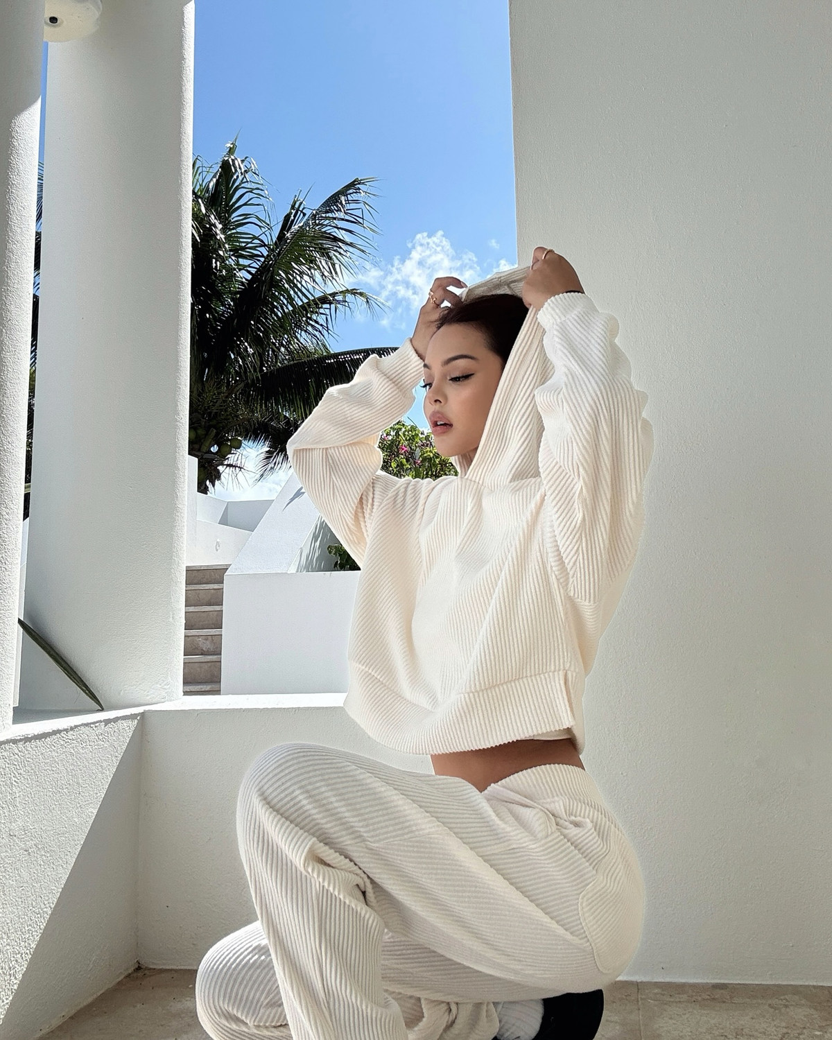 Ở thời điểm hiện tại, người đẹp 30 tuổi hiện có 3,7 triệu lượt theo dõi trên mạng xã hội Instagram - nơi cô chia sẻ những khoảnh khắc về cuộc sống sang chảnh của mình.