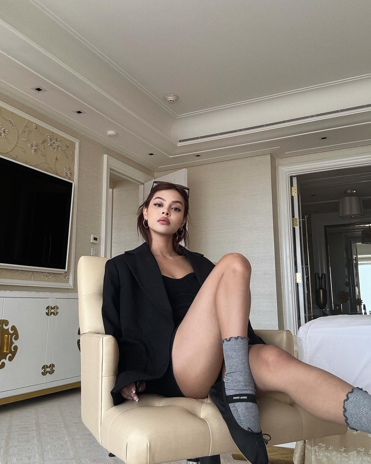 Lily vẫn giữ phong độ về gu thời trang và là đối tác quen thuộc của các thương hiệu đắt đỏ như Louis Vuitton, Dior, Fendi, Miu Miu.