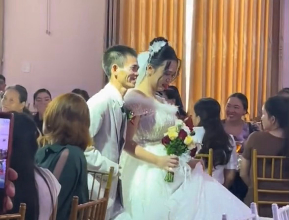 Nhờ sự nổi tiếng bất ngờ, anh được mời đi dự nhiều sự kiện, quảng cáo và tích lũy được 1 số tiền kha khá. Ngoài ra, anh duy trì việt làm YouTube, hát cameo mừng sinh nhật cho người nước ngoài. Công việc này cho So Y Tiết thu nhập tốt.