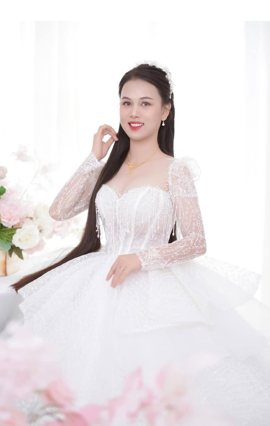 Cô dâu của "anh chăn bò" sở hữu nụ cười rạng rỡ, dễ mến.