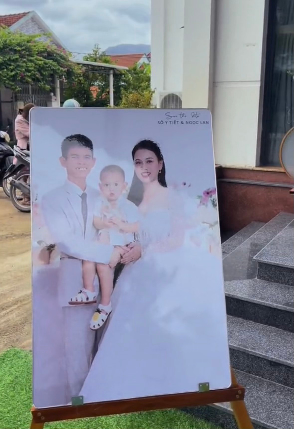 Trong ảnh cưới của vợ chồng Y Tiết còn có sự xuất hiện của một nhân vật đặc biệt. Đó là bé Y Ray - con trai đầu lòng của cặp đôi, hiện đã gần 2 tuổi.