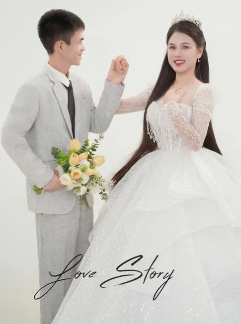 Được biết, vợ của anh là Bông Lan - à người Cao Bằng, cả 2 quen nhau qua mạng. Cùng hoàn cảnh mồ côi, Y Tiết và Bông Lan nhanh chóng đồng cảm, nảy sinh tình cảm với nhau.