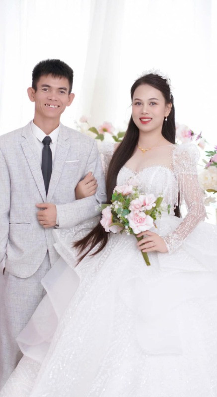 Hồi tháng 6/2022, Y Tiết từng nói rõ chuyện tình cảm của mình với vợ cũng như lý do chưa cưới. Thời điểm đó cặp đôi chưa có nhà riêng, cuộc sống chưa ổn định nên chưa làm đám cưới.