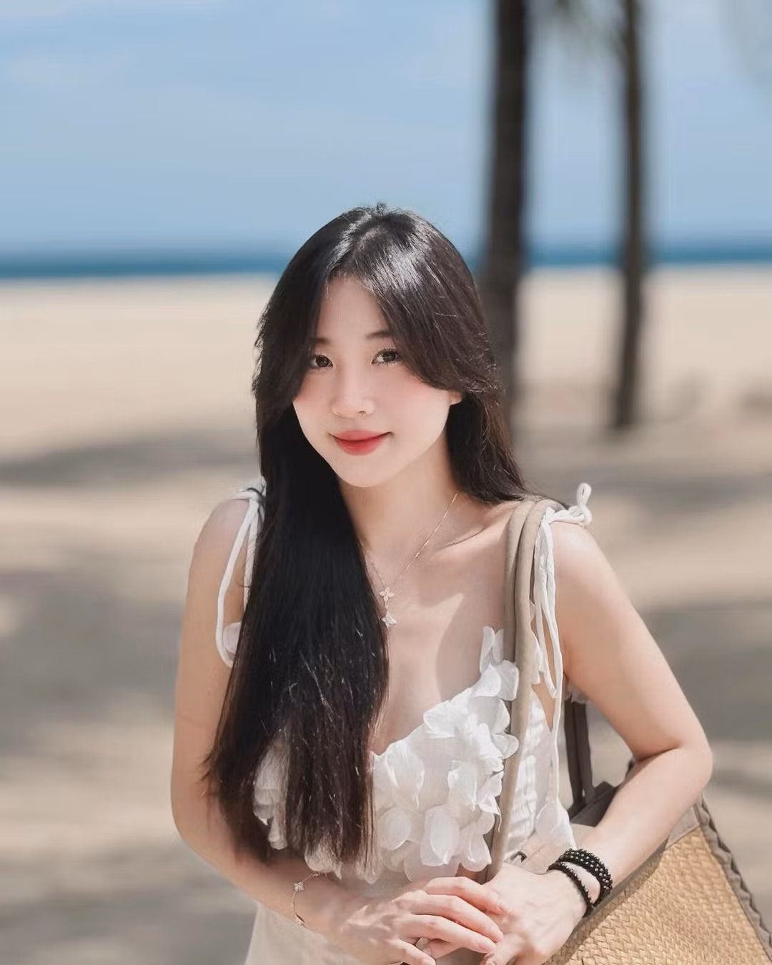 Vân Chòe sở hữu nụ cười tỏa nắng, tràn đầy năng lượng tích cực.