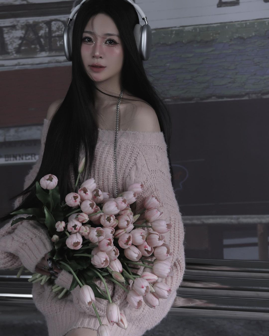 Cùng với chiếc áo len trễ vai, cô nàng xuất hiện với hình ảnh vừa mong manh, nữ tính nhưng có phần nào cứng cỏi trong tâm hồn. Hình ảnh này ở Vân Chòe được người theo dõi nhận xét chưa thấy bao giờ trước đây.