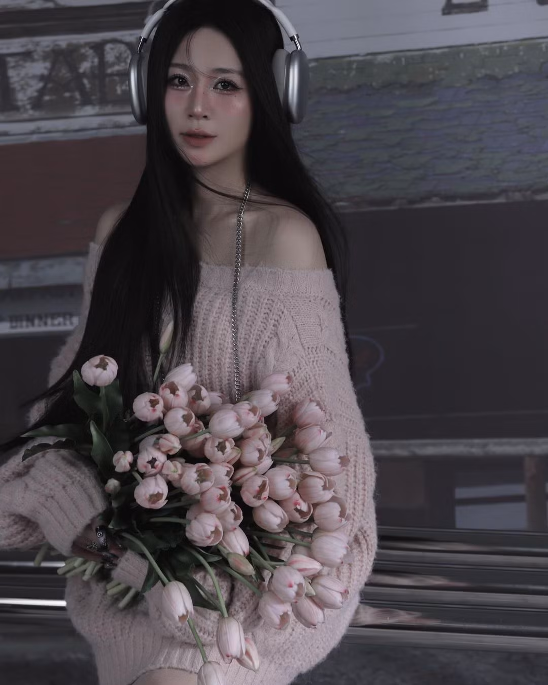 Cùng với chiếc áo len trễ vai, cô nàng xuất hiện với hình ảnh vừa mong manh, nữ tính nhưng có phần nào cứng cỏi trong tâm hồn. Hình ảnh này ở Vân Chòe được người theo dõi nhận xét chưa thấy bao giờ trước đây.