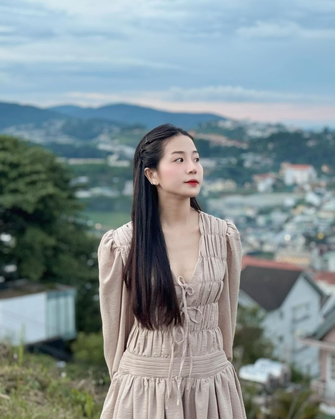 Bình thường, cô nàng cũng thể hiện tính cách năng động, hoạt bát, có phần trẻ con.