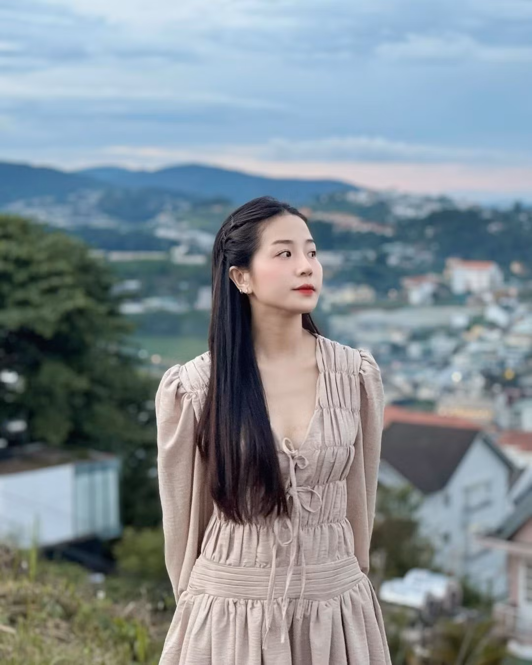 Bình thường, cô nàng cũng thể hiện tính cách năng động, hoạt bát, có phần trẻ con.