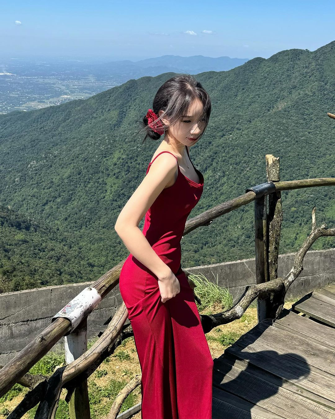 Biểu cảm hờ hững khiến cô nàng càng thêm gợi cảm, quyến rũ.