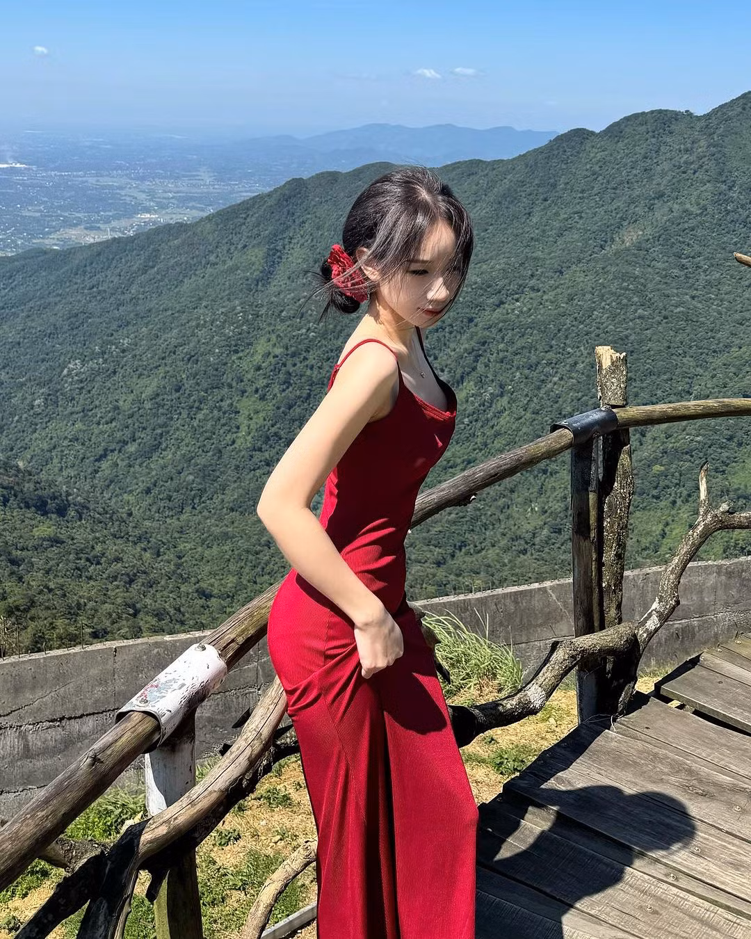 Biểu cảm hờ hững khiến cô nàng càng thêm gợi cảm, quyến rũ.