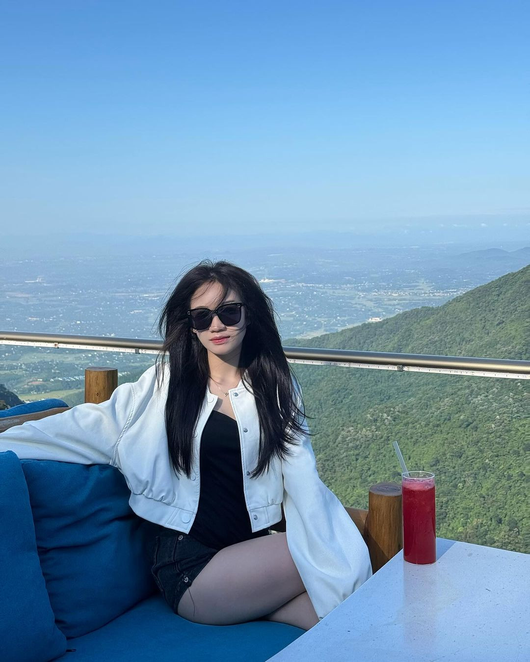 Cô nàng từng vướng vào loạt ồn ào về tin đồn trong quá khứ như hư hỏng, lấy tiền phúng viếng của bà để ăn chơi, hay bị tố có mối quan hệ tình cảm bất chính.