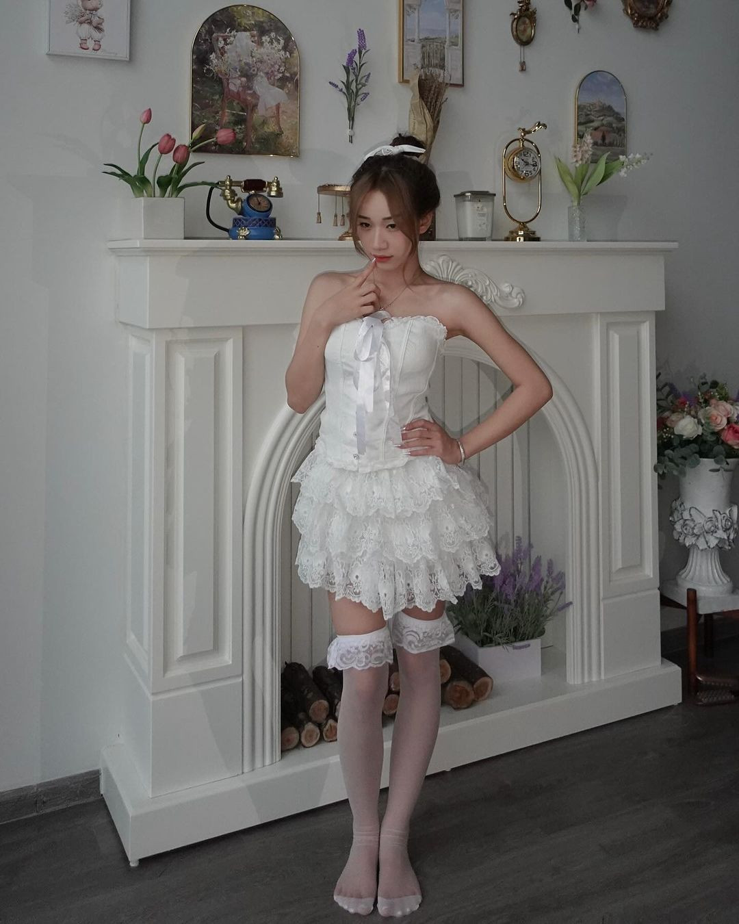 Cô nàng thường lựa chọn những set đồ có phần cắt xẻ táo tạo khoe vẻ đẹp hình thể.