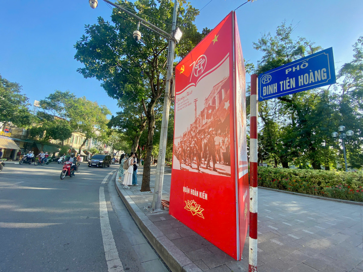 Rất nhiều tấm pano, áp phích đã được dựng lên ở các ngã tư đèn đỏ, ở gần những cọc chỉ tên đường quanh hồ Hoàn Kiếm.