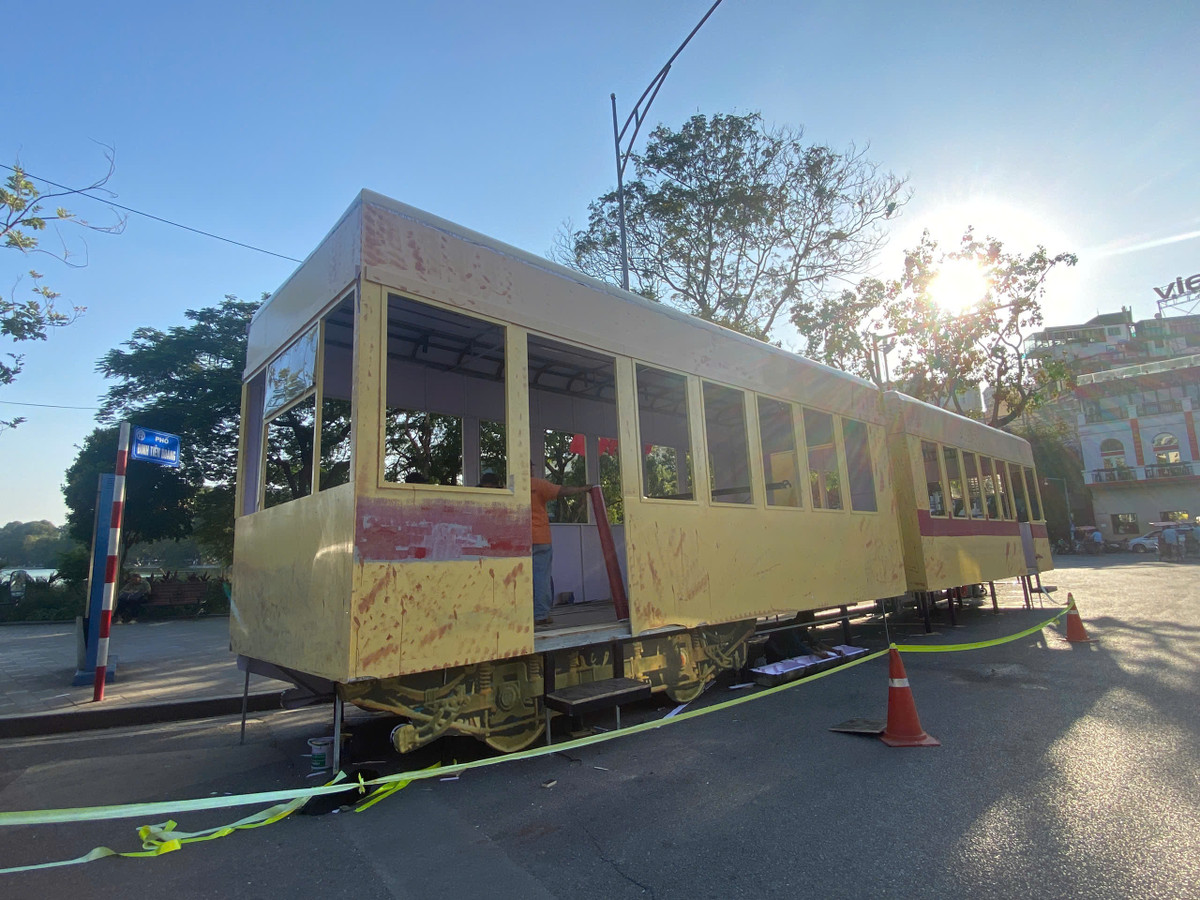 Mô hình tàu điện Hà Nội xưa được dựng ở Quảng trường Đông Kinh Nghĩa Thục. Các tuyến tàu điện thời đó được thiết kế hướng tâm - phía Bắc hồ Hoàn Kiếm, ngay gần Hàm Cá Mập, cũng chính là địa điểm được dựng mô hình hiện tại. Trong dòng chảy ngàn năm, đường sắt đô thị đã ghi dấu một phần trong đó, khẳng định sức sống mạnh mẽ, lâu bền.