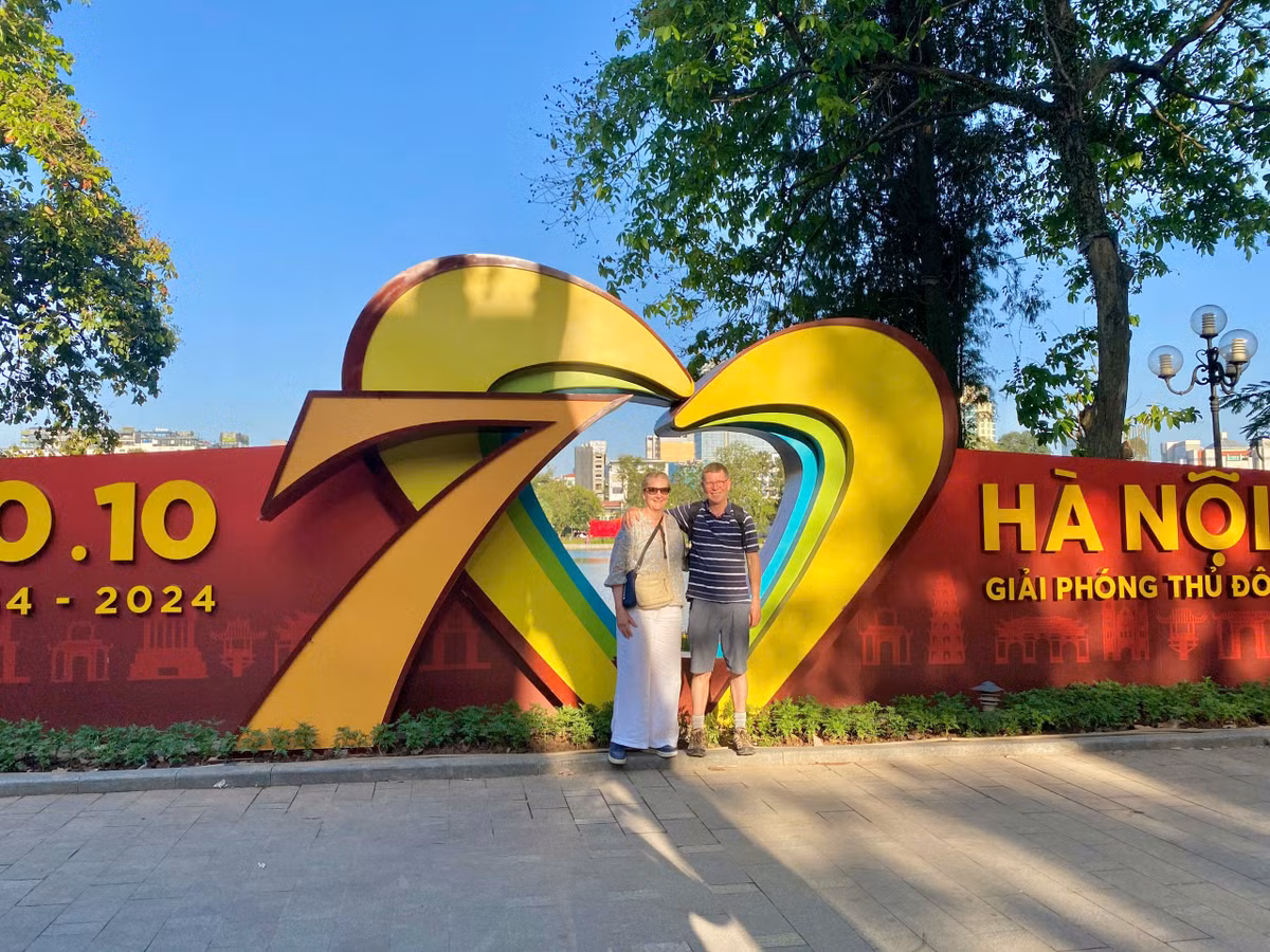 Nhiều khách du lịch nước ngoài cũng tỏ ra vô cùng hào hứng, thích thú khi check-in bên hồ Hoàn Kiếm.